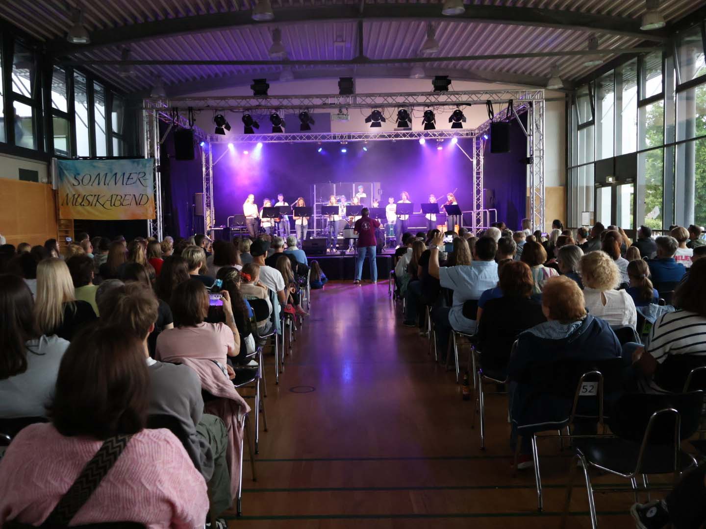 „Völlig losgelöst“ vom Alltag – traditioneller Sommermusikabend an der Europaschule Gladenbach begeistert auch in diesem Jahr das Publikum